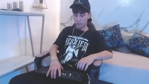 xandergrey8 online show from April 15, 7:58 pm