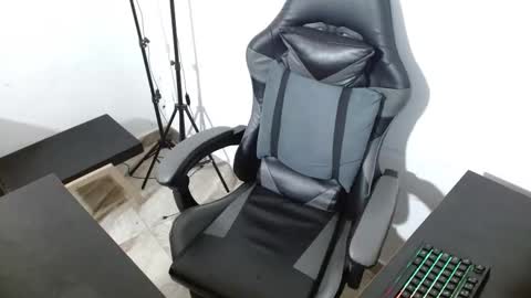 Snapshot of xanderstone00 chatting on February 6, 6:22 pm Xanderstone online show from February 6, 6:22 pm