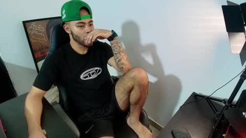 Snapshot of xanderstone00 chatting on February 13, 9:44 pm Xanderstone online show from February 13, 9:44 pm