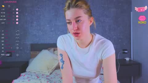 Snapshot of xapka_lapka chatting on March 30, 4:35 am Alice online show from March 30, 4:35 am