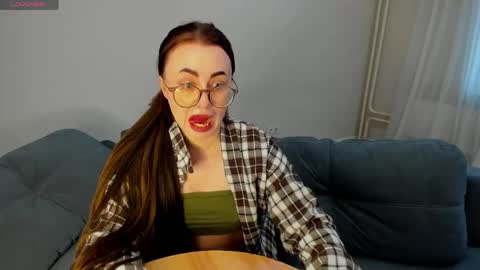 Snapshot of xapka_lapka chatting on April 19, 11:20 am Alice online show from April 19, 11:20 am
