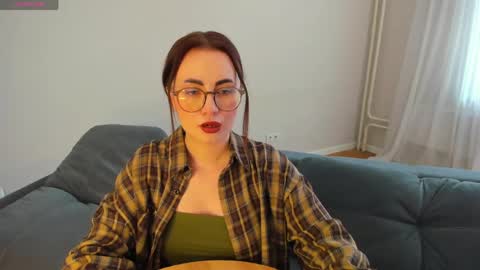 Snapshot of xapka_lapka chatting on April 22, 9:33 am Alice online show from April 22, 9:33 am