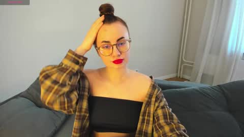 Snapshot of xapka_lapka chatting on April 28, 8:19 am Alice online show from April 28, 8:19 am