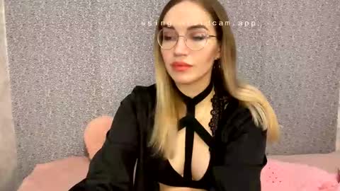 Snapshot of xelindria chatting on December 20, 1:34 am Helen online show from December 20, 1:34 am