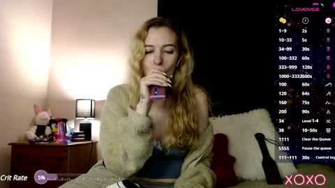 Snapshot of xelliee_rosex chatting on January 18, 3:31 am EllieeRose online show from January 18, 3:31 am