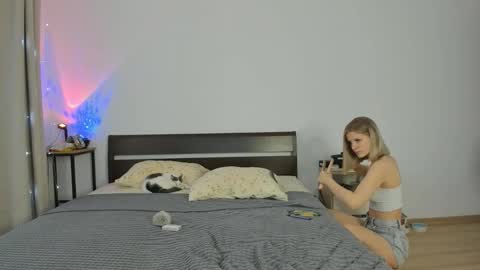 Snapshot of xloe_queen chatting on November 30, 8:29 am Chloe online show from November 30, 8:29 am