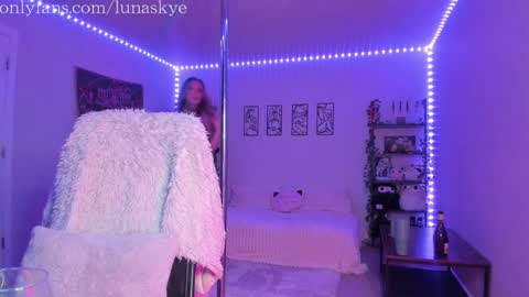   online show from November 12, 7:53 am