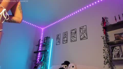   online show from January 6, 9:02 am