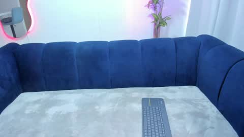 Snapshot of xoxo_angel chatting on December 6, 2:06 pm xoxo_angel online show from December 6, 2:06 pm