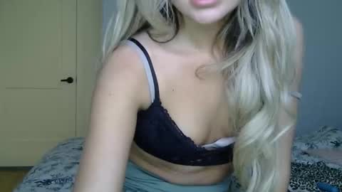 Snapshot of xoxolala32 chatting on May 10, 9:31 pm Lacey Loo online show from May 10, 9:31 pm