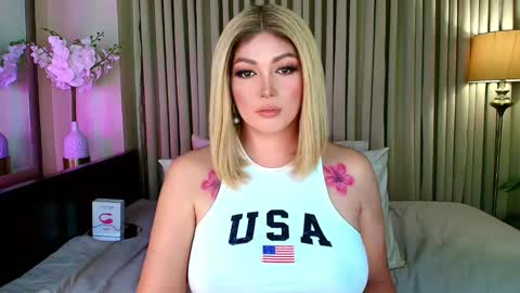 Snapshot of xxbedroombeautyxx chatting on December 12, 2:15 am MISS NATALIA online show from December 12, 2:15 am