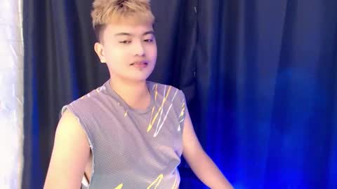 Snapshot of xxhotloyd_cummerx chatting on October 27, 2:43 pm Loyd online show from October 27, 2:43 pm