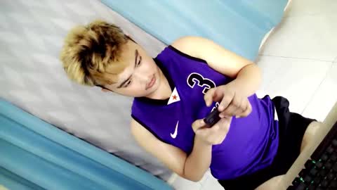 Snapshot of xxhotloyd_cummerx chatting on November 12, 10:04 am Loyd online show from November 12, 10:04 am