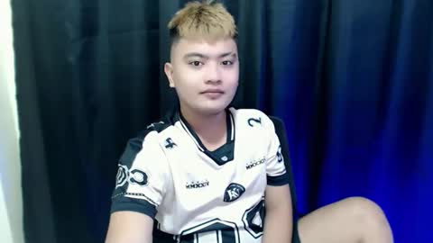 Snapshot of xxhotloyd_cummerx chatting on November 17, 12:00 pm Loyd online show from November 17, 12:00 pm