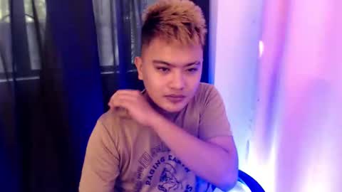 Snapshot of xxhotloyd_cummerx chatting on November 22, 2:10 am Loyd online show from November 22, 2:10 am