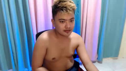 Snapshot of xxhotloyd_cummerx chatting on November 28, 7:33 am Loyd online show from November 28, 7:33 am