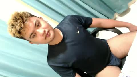 Snapshot of xxhotloyd_cummerx chatting on December 3, 8:29 pm Loyd online show from December 3, 8:29 pm