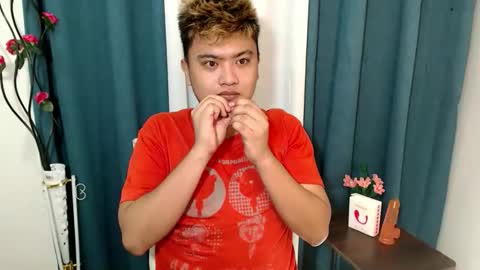 Snapshot of xxhotloyd_cummerx chatting on December 15, 4:22 pm Loyd online show from December 15, 4:22 pm