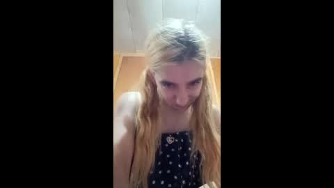 xxjessiebugxx online show from June 6, 3:33 am