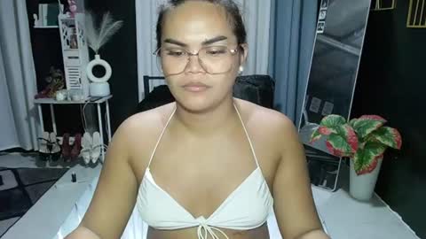Kylie Smith online show from June 11, 2:59 pm