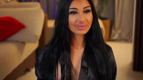 Snapshot of yanaramirez chatting on April 8, 9:20 am Yana online show from April 8, 9:20 am