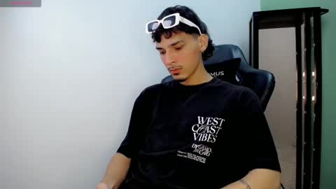 Snapshot of yankeee_ chatting on December 1, 3:22 am DANILO online show from December 1, 3:22 am