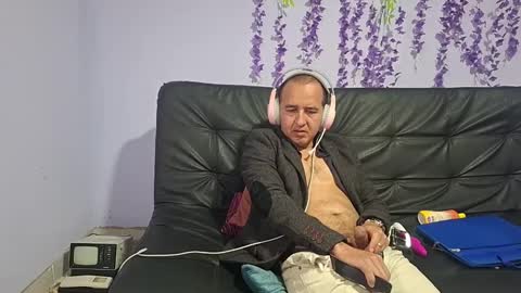 Snapshot of yazfore chatting on November 17, 4:13 pm Hazzan online show from November 17, 4:13 pm