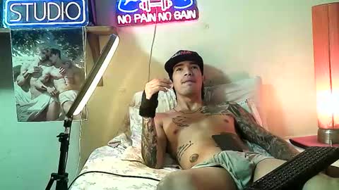 Snapshot of yeisoncastellanos1999 chatting on February 20, 8:53 pm yeisoncastellanos1999 online show from February 20, 8:53 pm