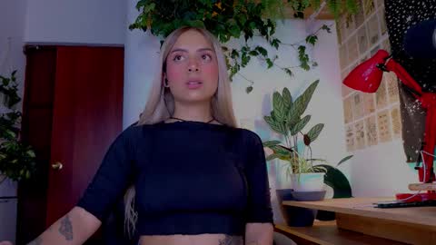 yeriawaddell  online show from November 24, 1:05 am