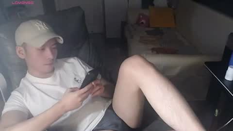 Snapshot of yichen009 chatting on July 24, 1:42 pm yichen009 online show from July 24, 1:42 pm