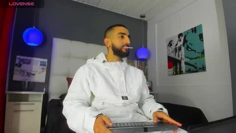 Yiyo online show from November 19, 3:28 am