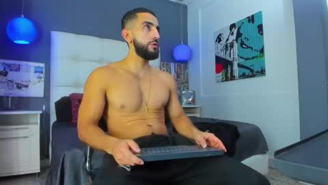 Yiyo online show from December 3, 4:42 am