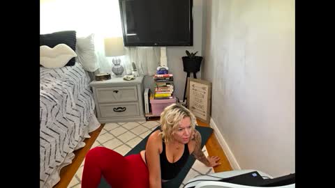 Yogiblondebangme online show from October 8, 3:31 pm