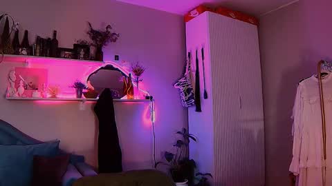 Snapshot of yoka_paradoxxx chatting on May 5, 9:28 am yoka_paradoxxx online show from May 5, 9:28 am