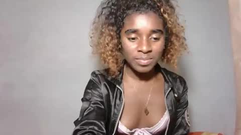 yolandrina05 online show from October 13, 1:00 pm