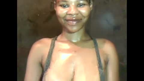 Snapshot of yoncexx25 chatting on December 28, 8:37 am amazingkellyxx online show from December 28, 8:37 am