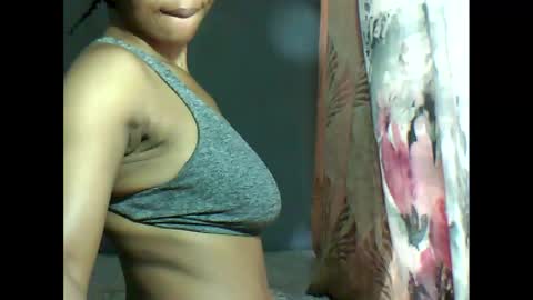 Snapshot of yoncexx25 chatting on February 22, 8:40 am amazingkellyxx online show from February 22, 8:40 am
