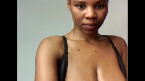 Snapshot of yoncexx25 chatting on October 17, 7:44 am amazingkellyxx online show from October 17, 7:44 am