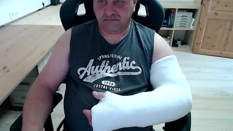 yoschi1976 online show from April 12, 8:52 am