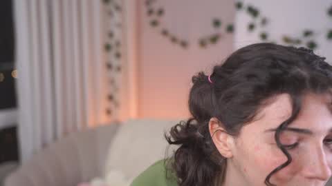 Snapshot of you_fell_in_love chatting on December 6, 1:33 pm Elizabeth brunette -- Darline blonde online show from December 6, 1:33 pm
