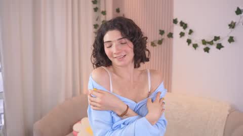 Snapshot of you_fell_in_love chatting on December 7, 10:12 am Elizabeth brunette -- Darline blonde online show from December 7, 10:12 am