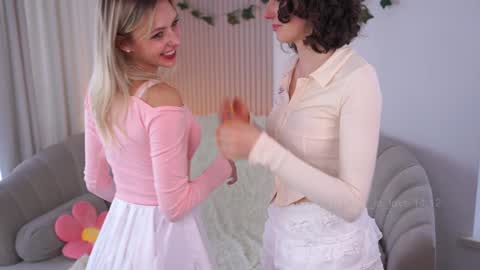 Snapshot of you_fell_in_love chatting on December 14, 7:29 am Elizabeth brunette -- Darline blonde online show from December 14, 7:29 am