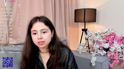 Snapshot of you_fell_in_love chatting on September 18, 10:39 am Elizabeth brunette -- Darline blonde online show from September 18, 10:39 am