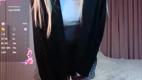 Snapshot of you_fell_in_love chatting on October 28, 7:38 pm Elizabeth brunette -- Darline blonde online show from October 28, 7:38 pm