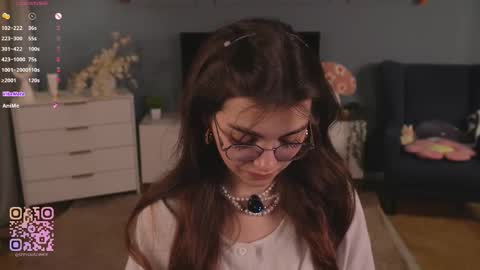 Snapshot of you_fell_in_love chatting on November 24, 7:13 pm Elizabeth brunette -- Darline blonde online show from November 24, 7:13 pm