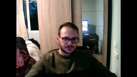 Snapshot of younromki chatting on February 15, 7:51 am A... online show from February 15, 7:51 am