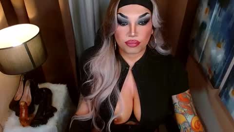 Snapshot of your1truequeen chatting on February 6, 5:23 am QUEEN MADISON online show from February 6, 5:23 am