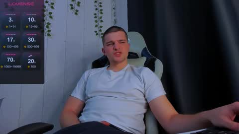 Snapshot of your_claddagh chatting on December 1, 2:33 pm your_claddagh online show from December 1, 2:33 pm