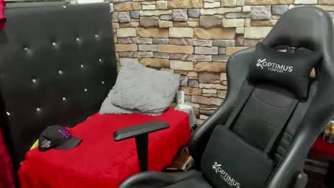 Snapshot of your_hot_friend69 chatting on February 25, 12:58 am David online show from February 25, 12:58 am