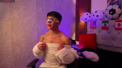 Snapshot of your_kitty_boy chatting on June 17, 7:37 pm your_kitty_boy online show from June 17, 7:37 pm